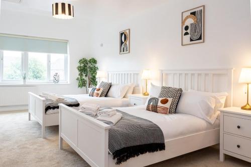 Stylish 3 or 4 Bed House and Parking, Manchester