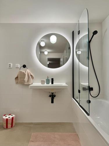 Design apartment in the center great for friends and family, Praga (foto 4)