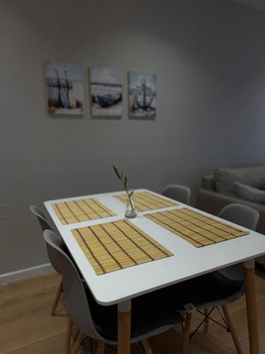One-Bedroom Apartment image 8
