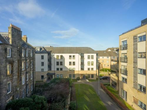 Pass the Keys Modern 2bed Apartment Edinburgh - image 3
