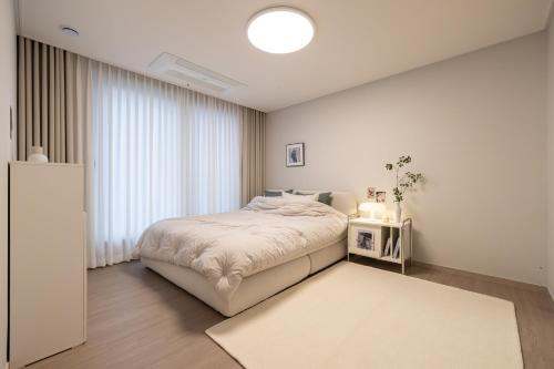 Stylish Modern Condo, 3 Bedrooms, 2 Bathrooms, 4 Air Conditioners, 65-inch TV, Laundry Machine & Dryer, Seul (foto 10)