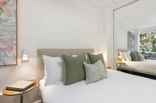Stylish Studio with Rooftop Harbour Views in Darling Point