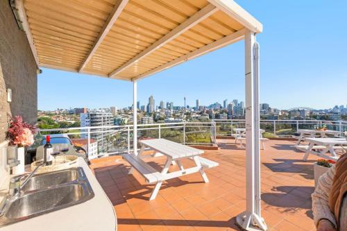 Stylish Studio with Rooftop Harbour Views in Darling Point