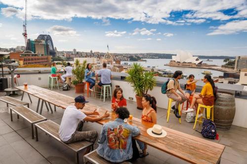 Stylish Studio with Rooftop Harbour Views in Darling Point