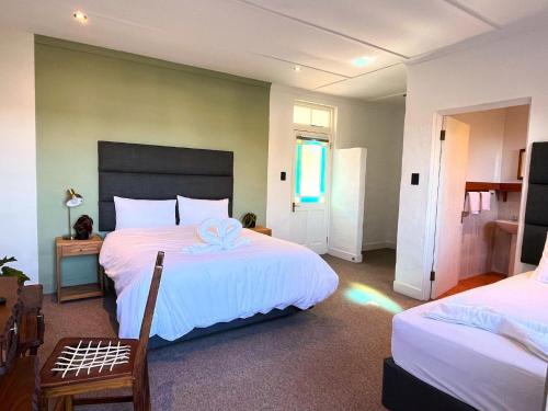 1 double bed, 1 twin bed