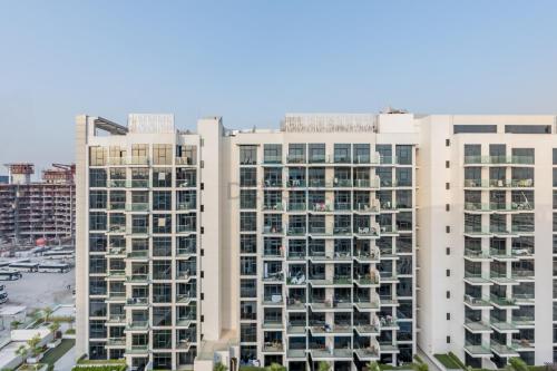 Furnished Studio Near Meydan Racecourse, Minutes to Downtown Dubai, Azizi Riviera 47, Al Merkadh by Deluxe Holiday Homes, Дубай (фото 9)