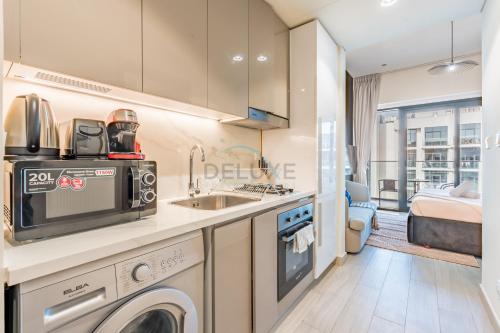 Furnished Studio Near Meydan Racecourse, Minutes to Downtown Dubai, Azizi Riviera 47, Al Merkadh by Deluxe Holiday Homes, Дубай (фото 4)
