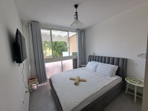 Garden apartment in Neot Golf, with sea view in 凯撒利亚