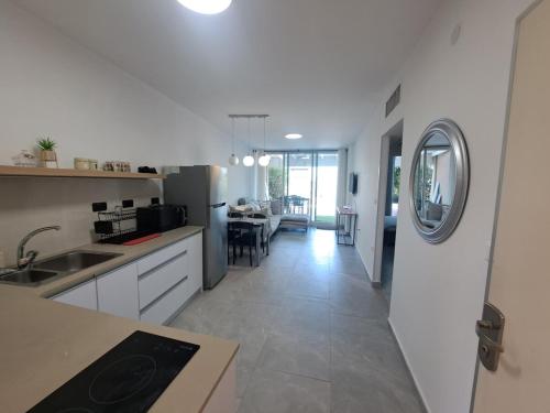 Garden apartment in Neot Golf, with sea view in 凯撒利亚
