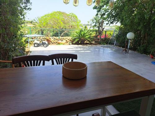 Garden apartment in Neot Golf, with sea view in 凯撒利亚