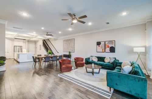 Houston Central Location - Stylish with Jacuzzi near บ้านกระป๋องเบียร์