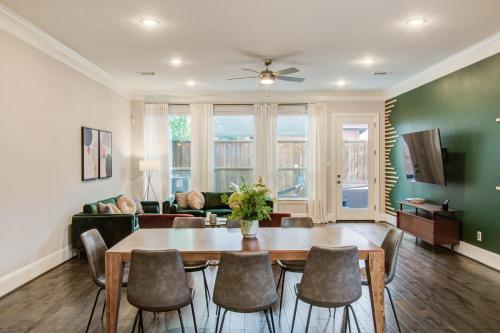 Houston Central Location - Stylish with Jacuzzi near บ้านกระป๋องเบียร์