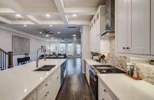 Houston Central Location - Stylish with Jacuzzi near บ้านกระป๋องเบียร์