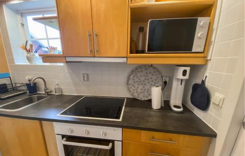 virtuve, Cozy Home In Kalmar With Wifi in Mellböda