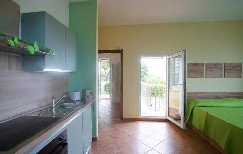 Konyha, Beautiful Apartment In Imperia With Wifi in Poggi