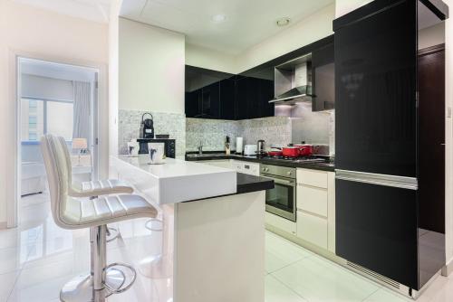 2min to Dubai Mall - Pool, Gym, Sauna - Full Burj View, Dubai (foto 3)