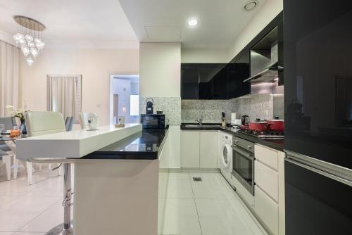 2min to Dubai Mall - Pool, Gym, Sauna - Full Burj View, Dubai (foto 4)