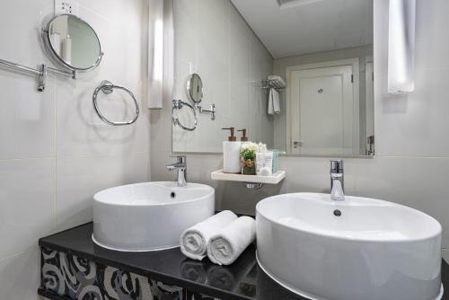 2min to Dubai Mall - Pool, Gym, Sauna - Full Burj View, Dubai (foto 10)