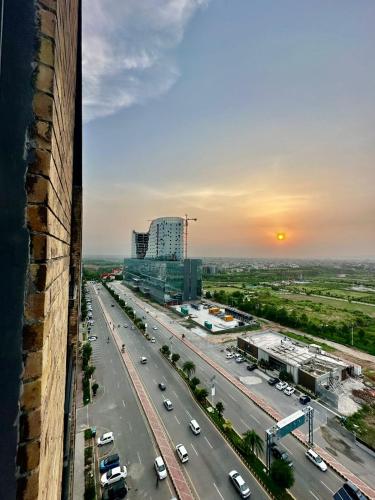 Self-Checkin 1 Bed SkyParkOne Gulberg Greens Islamabad - image 4