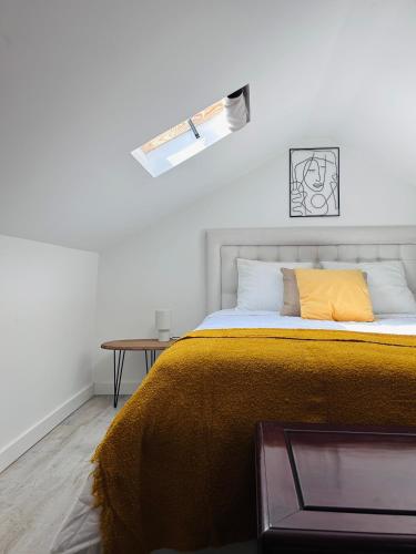 1 queen bed, 1 double bed, 2 twin beds, 1 sofa bed