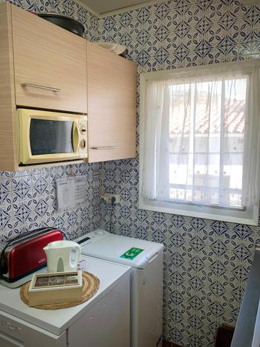 Kitchen, Colera, Mar amunt in Colera