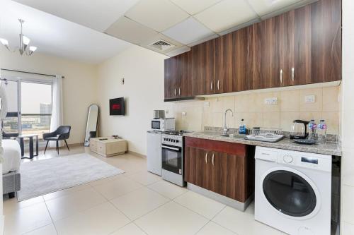 Modern Studio Near Dubai's Top Golf Courses, Дубай (фото 2)