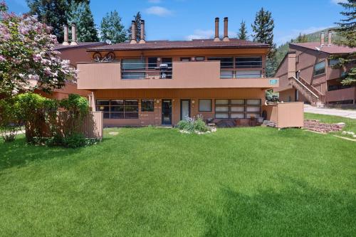 Cozy 1 Bedroom East Vail Condo #2C. Shuttle, Hot Tub, and Market on Site. in Vail, USA