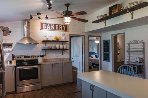 Kitchen, Lakefront Cottage - 25 in Calera (OK)