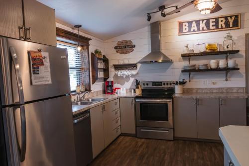 Kitchen, Lakefront Cottage - 25 in Calera (OK)