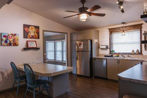 Kitchen, Lakefront Cottage - 25 in Calera (OK)
