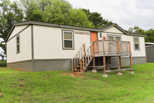Lakefront Farm House - 34 in Mead, USA