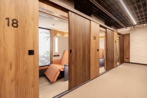 Sleepover – Lima Airport (the only in-terminal sleep pods) in 利瑪