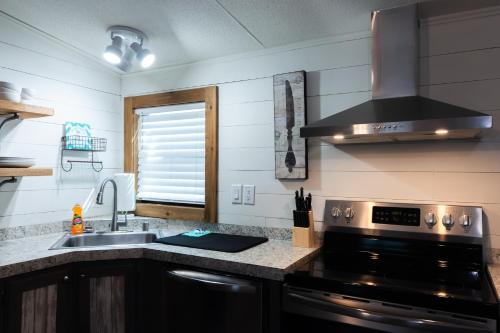 Kitchen, Lakefront White House - 36 in Calera (OK)