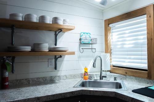 Kitchen, Lakefront White House - 36 in Calera (OK)