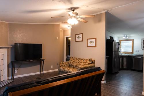Shared lounge/TV area, Lakefront White House - 36 in Calera (OK)