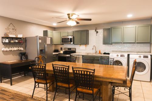 Lakeview Main Room - 19 in Mead, USA
