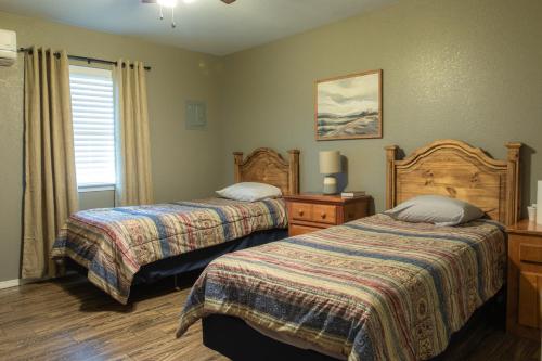 Lakeview Room Twin Beds - 21 in Mead, USA