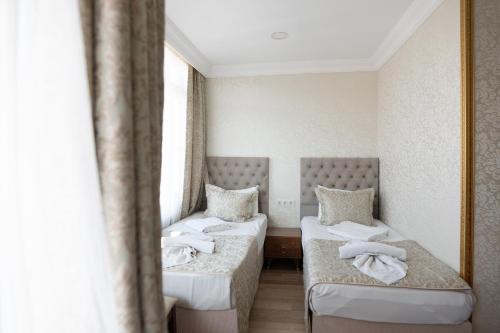Standard Twin Room image 10