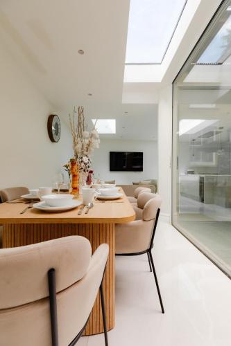 The Grand Royal Kilburn House - 4BR/3BR w Parking