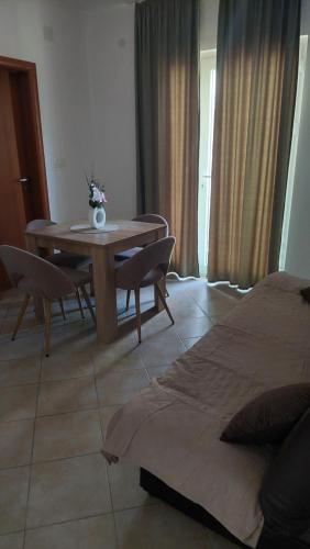 Vesna apartmani, Igalo, Igalo