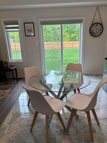 Whole House 4 Bedrooms 6 beds 3 bath family friendly Quite and relaxation area in Gravenhurst