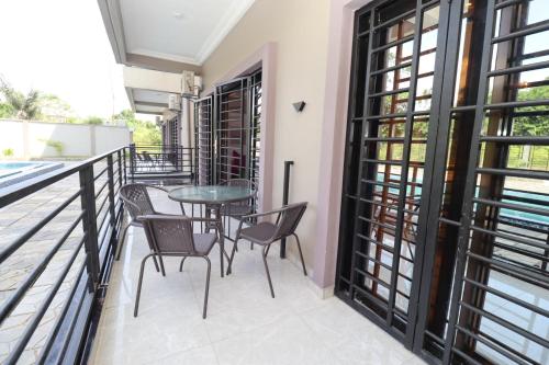 AfriqPnB RF Appart 3-chambres situe a Kribi Bebambwe avec Piscine in Kribi