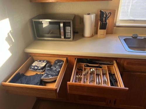 Downtown 2BR Gem: Near Soaring Eagle & Downtown – khách sạn tại Mount Pleasant