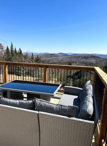 Cozy Chalet with Breathtaking Mountain View in Notrdama Debuā (QC)