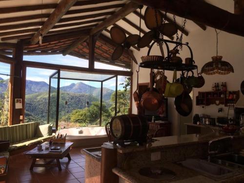 kuhinja, Suíte em Condomínio de Luxo em Casa de Família (Suite em Condominio de Luxo em Casa de Familia) in Moura Brazil