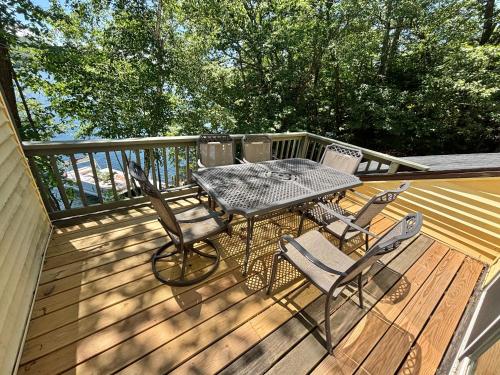 Waterfront 1-bedroom with deck - image 7
