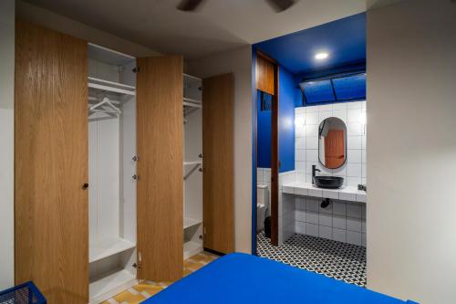 Twin Room with Private Bathroom image 2