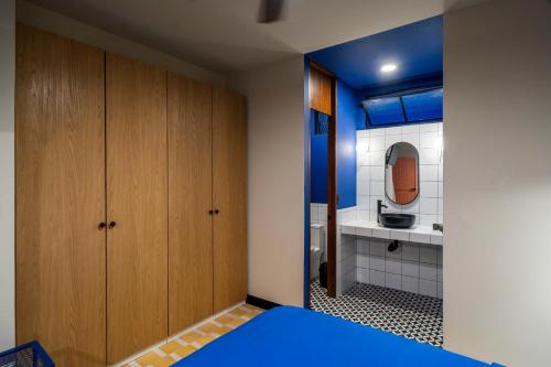Twin Room with Private Bathroom image 3