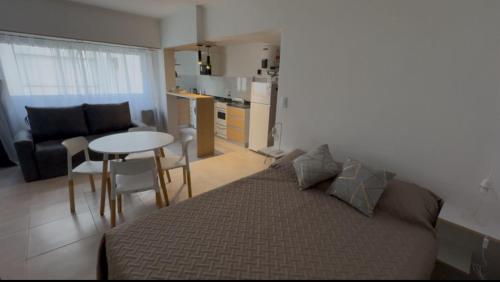 Check and Home - Arenales - 4 Huéspedes Reciclado en el Centro a 50Mts de la Plaza Colón