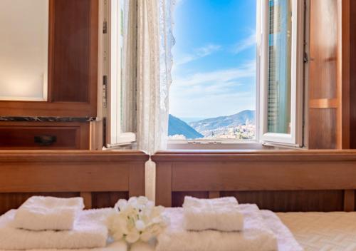 Camera tra le Cinque Terre, Camogli e Portofino. Vista valle e scorcio mare all'orizzonte in Castiglione Chiavarese